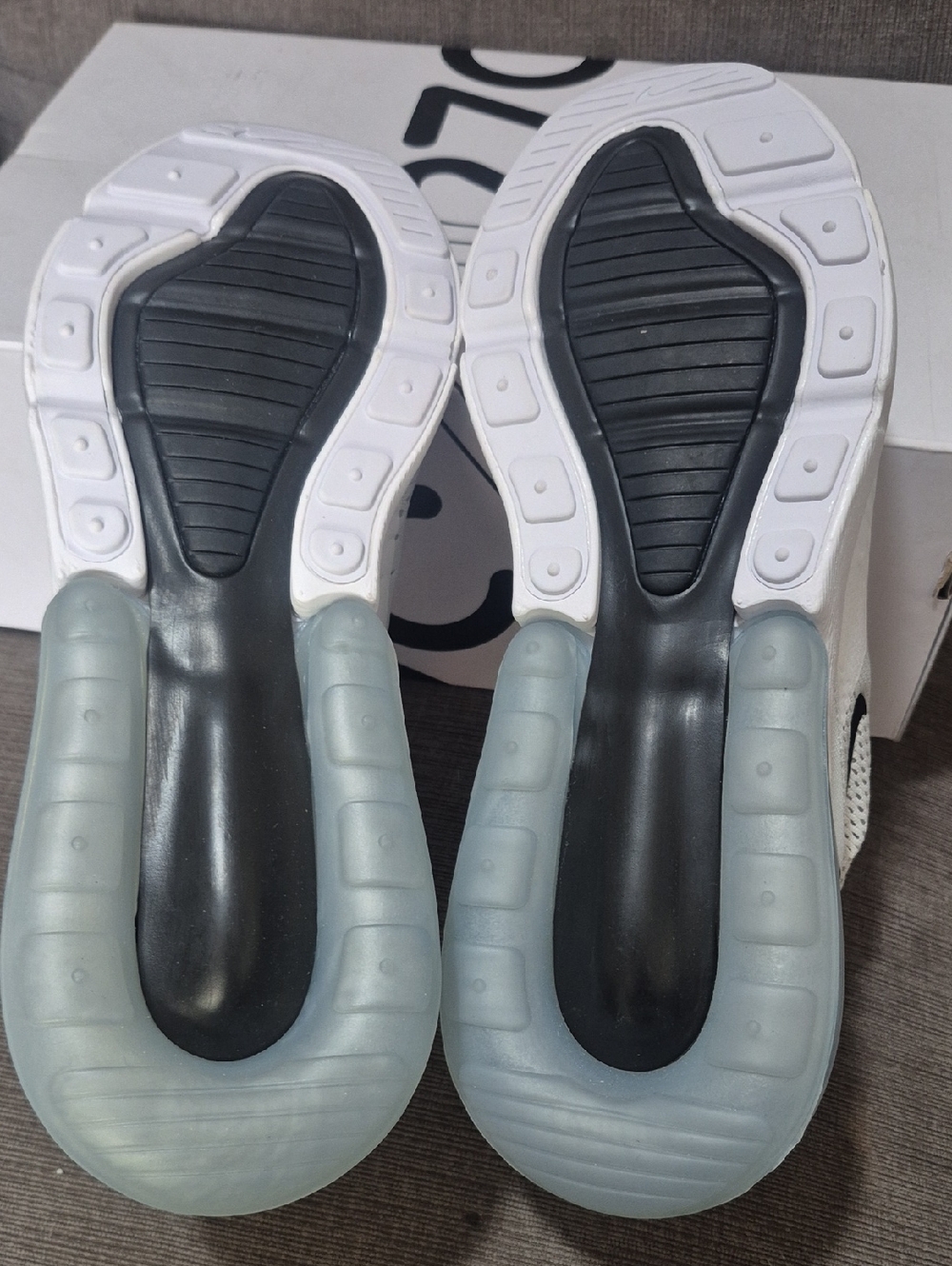Nike Air Max 270 Men’s 9.5 White Black Sneakers - Picture 5 of 6
